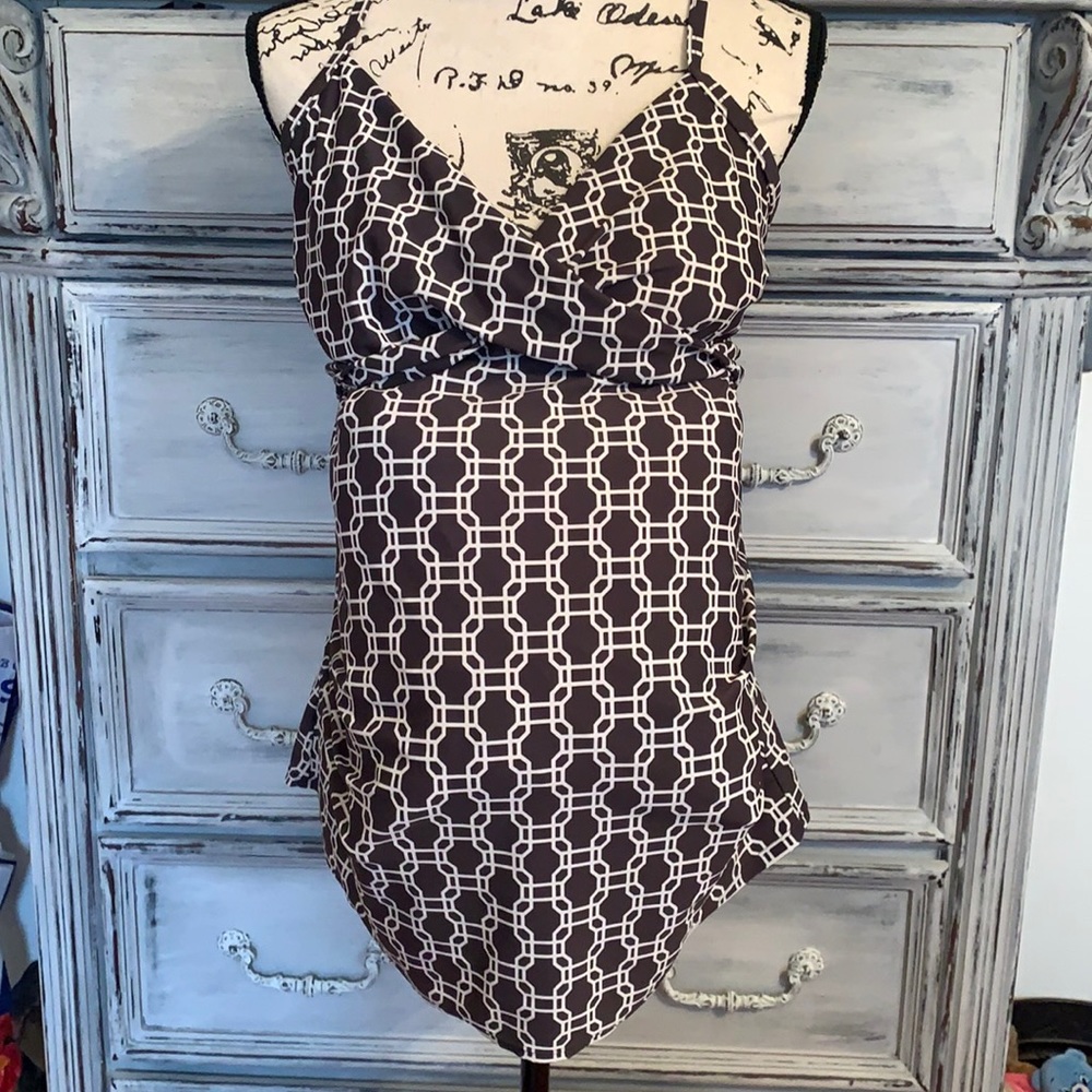 Liz Lange maternity Size Large swim top!